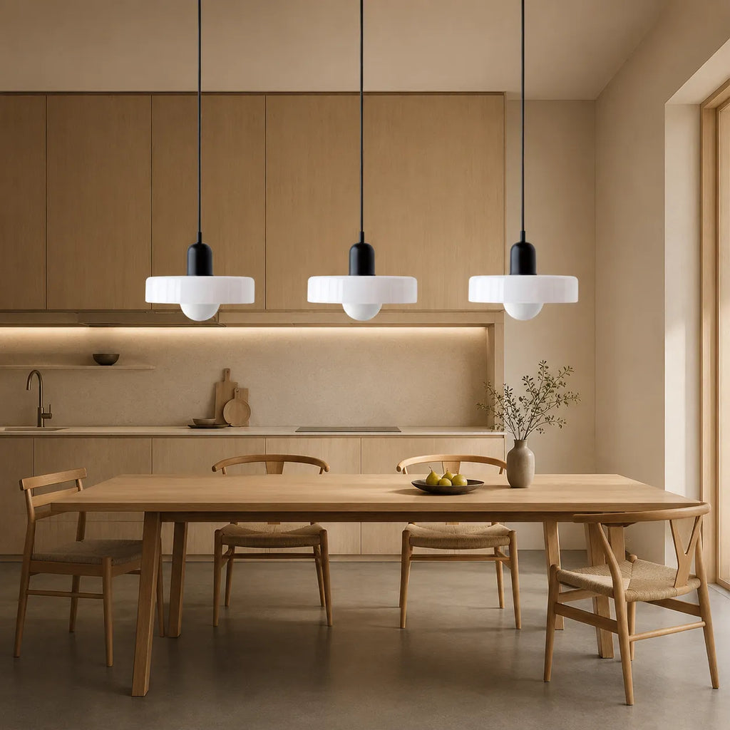 Lampada a sospensione con tre paralumi arrotondati in vetro e design lineare Bauhaus