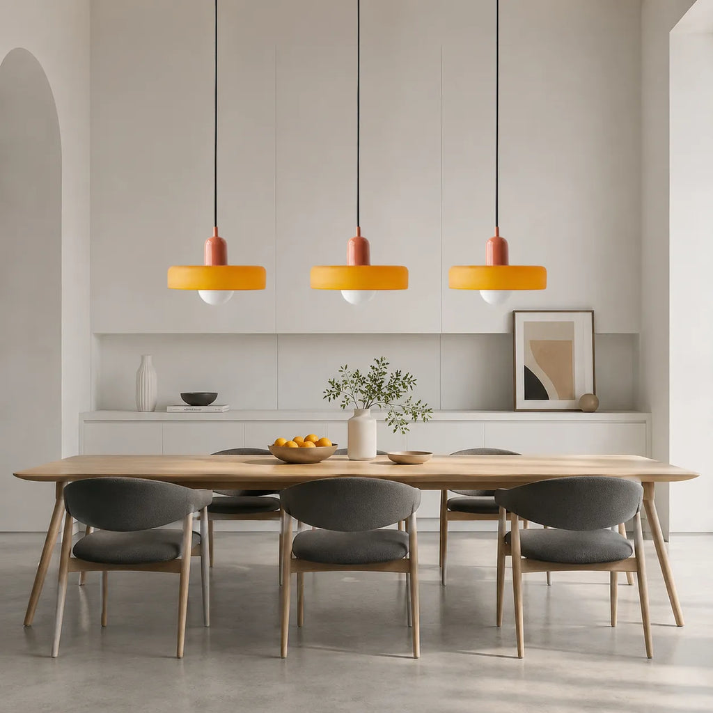 Lampada a sospensione con tre paralumi arrotondati in vetro e design lineare Bauhaus