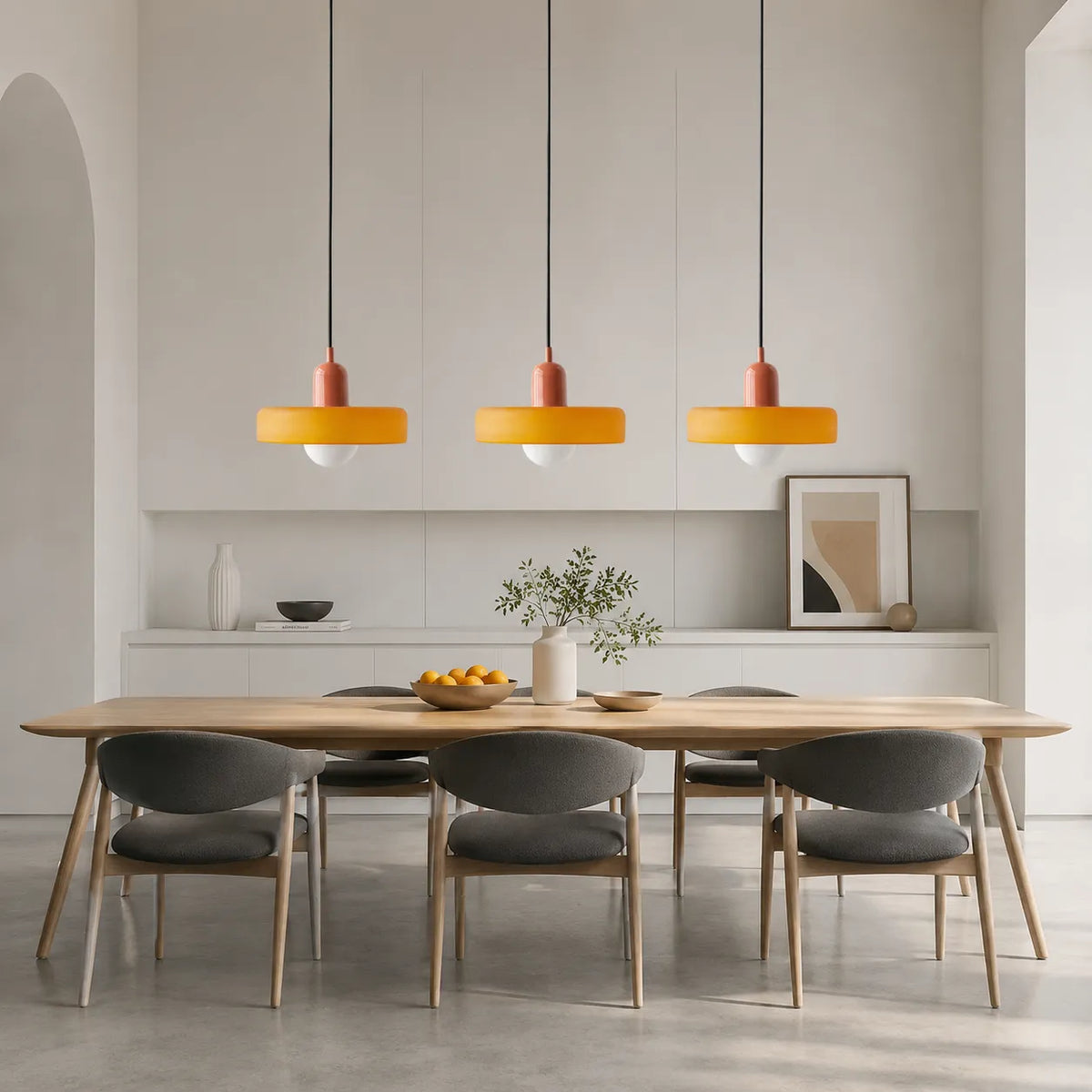 Lampada a sospensione con tre paralumi arrotondati in vetro e design lineare Bauhaus
