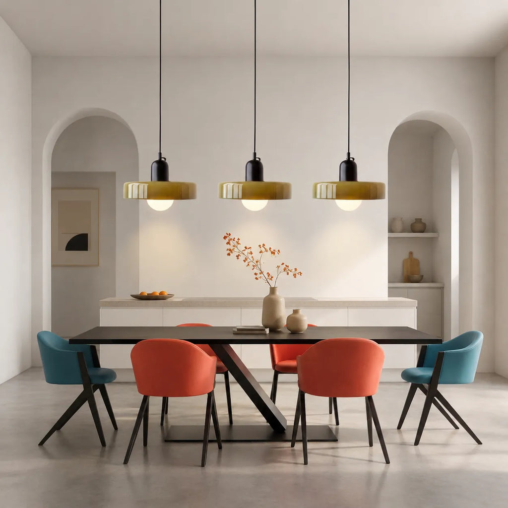 Lampada a sospensione con tre paralumi arrotondati in vetro e design lineare Bauhaus