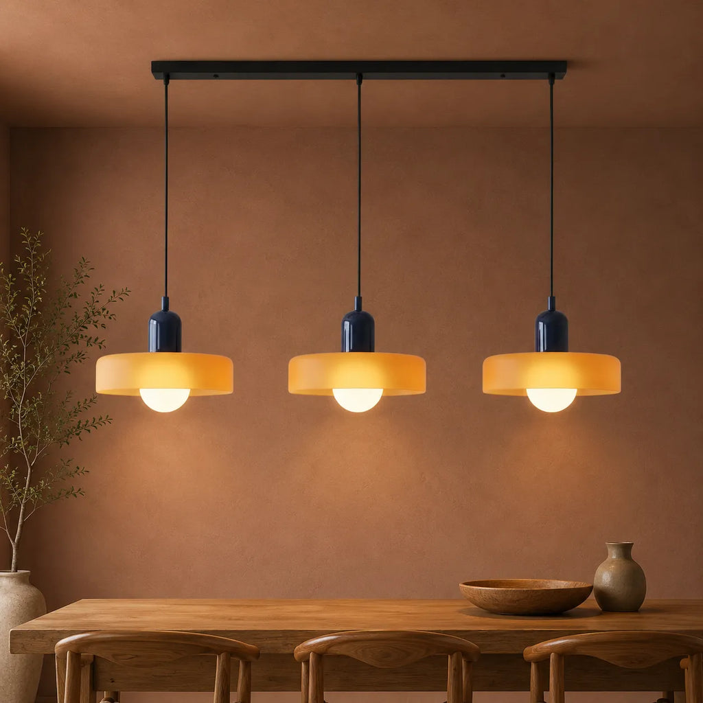 Lampada a sospensione con tre paralumi arrotondati in vetro e design lineare Bauhaus