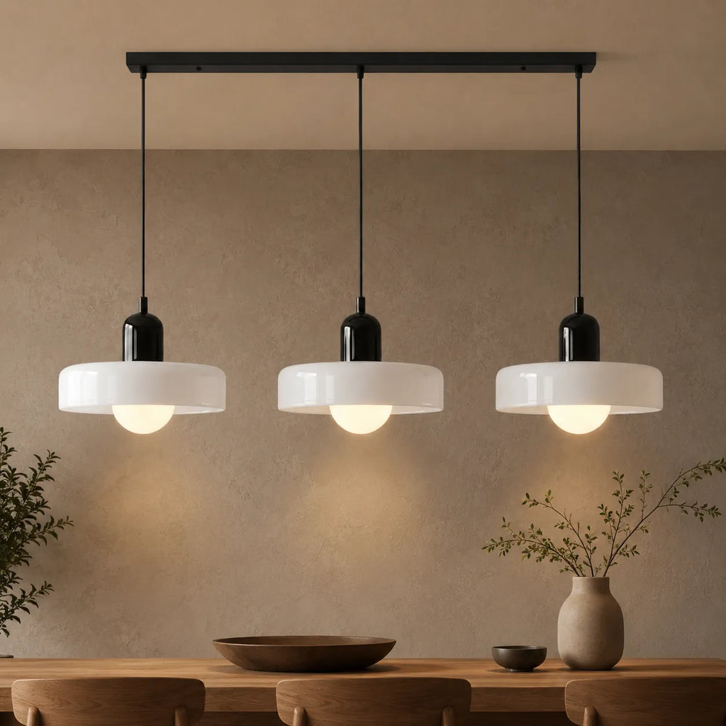 Lampada a sospensione con tre paralumi arrotondati in vetro e design lineare Bauhaus