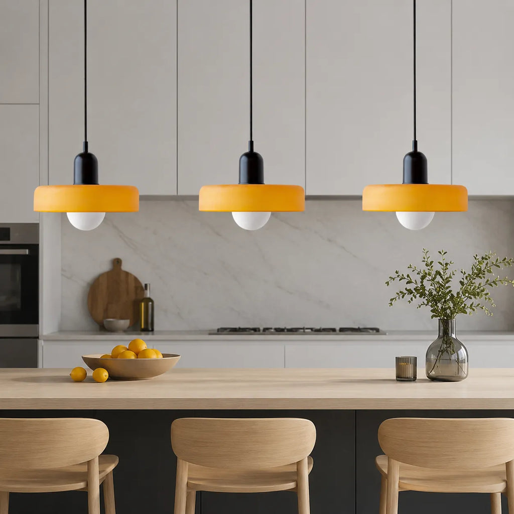 Lampada a sospensione con tre paralumi arrotondati in vetro e design lineare Bauhaus