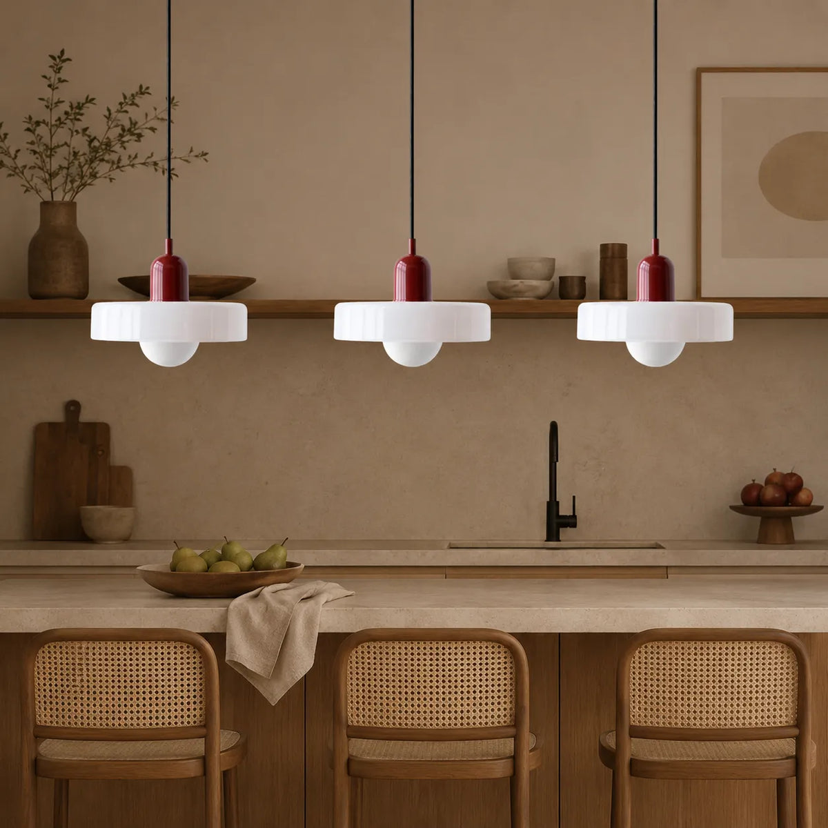 Pendelleuchte mit drei abgerundeten Glasschirmen im linearen Bauhaus-Design