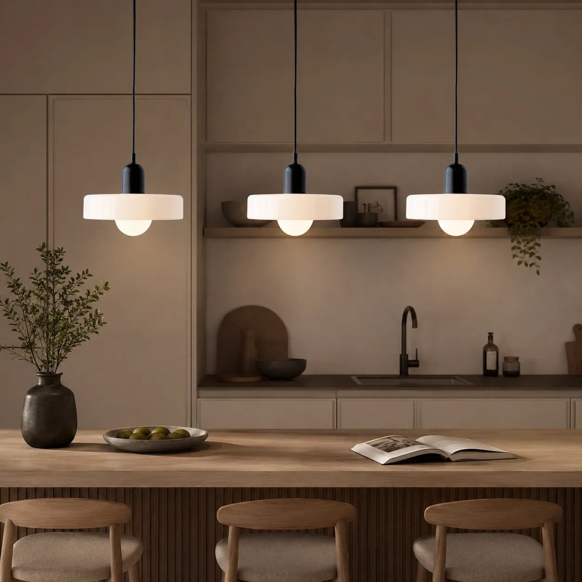 Lampada a sospensione con tre paralumi arrotondati in vetro e design lineare Bauhaus