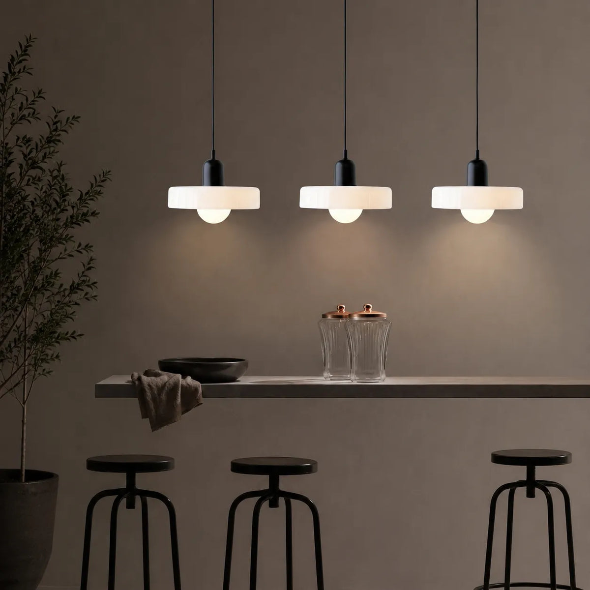 Lampada a sospensione con tre paralumi arrotondati in vetro e design lineare Bauhaus