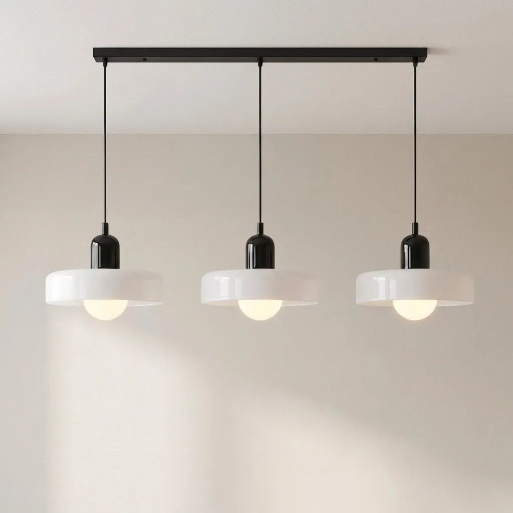 Pendelleuchte mit drei abgerundeten Glasschirmen im linearen Bauhaus-Design