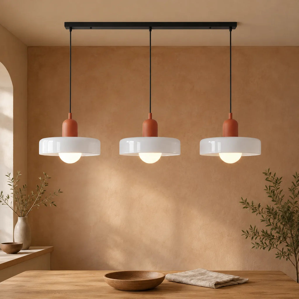 Lampada a sospensione con tre paralumi arrotondati in vetro e design lineare Bauhaus