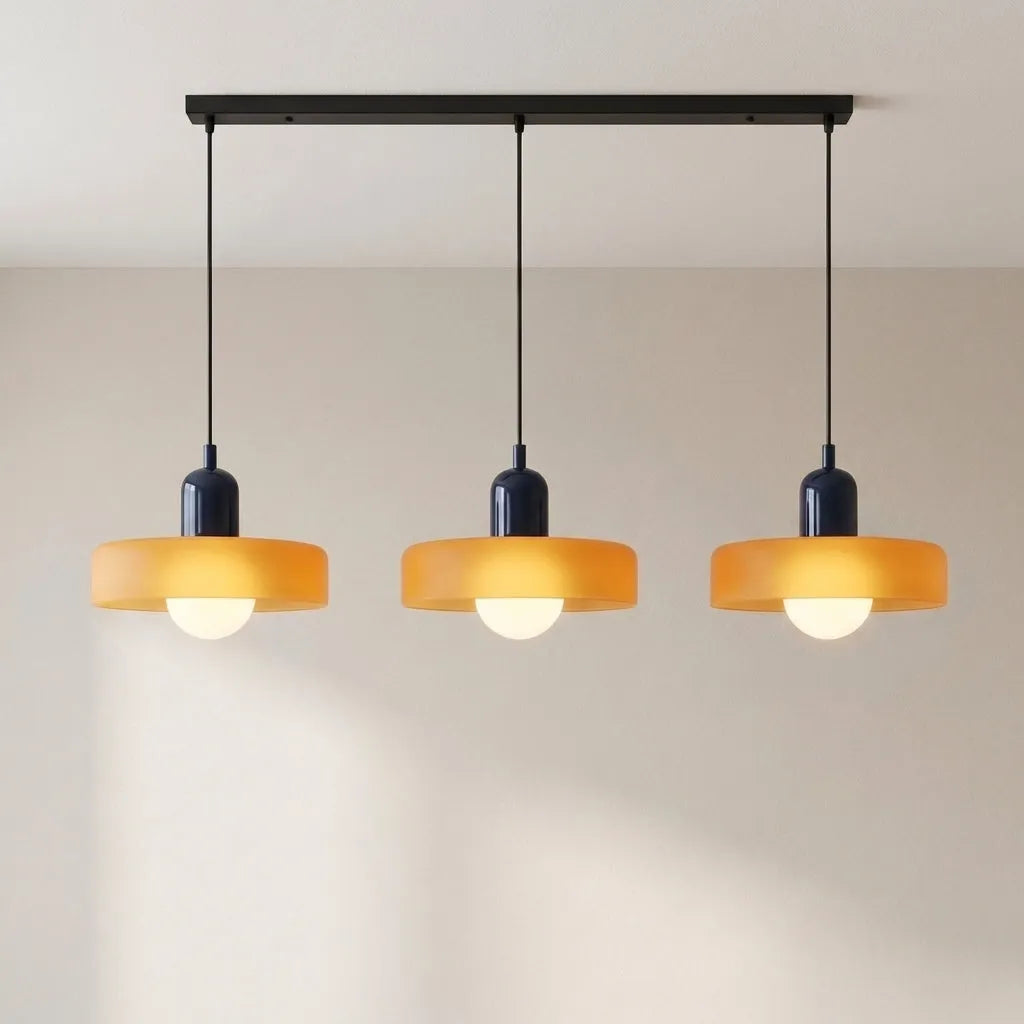 Lampada a sospensione con tre paralumi arrotondati in vetro e design lineare Bauhaus