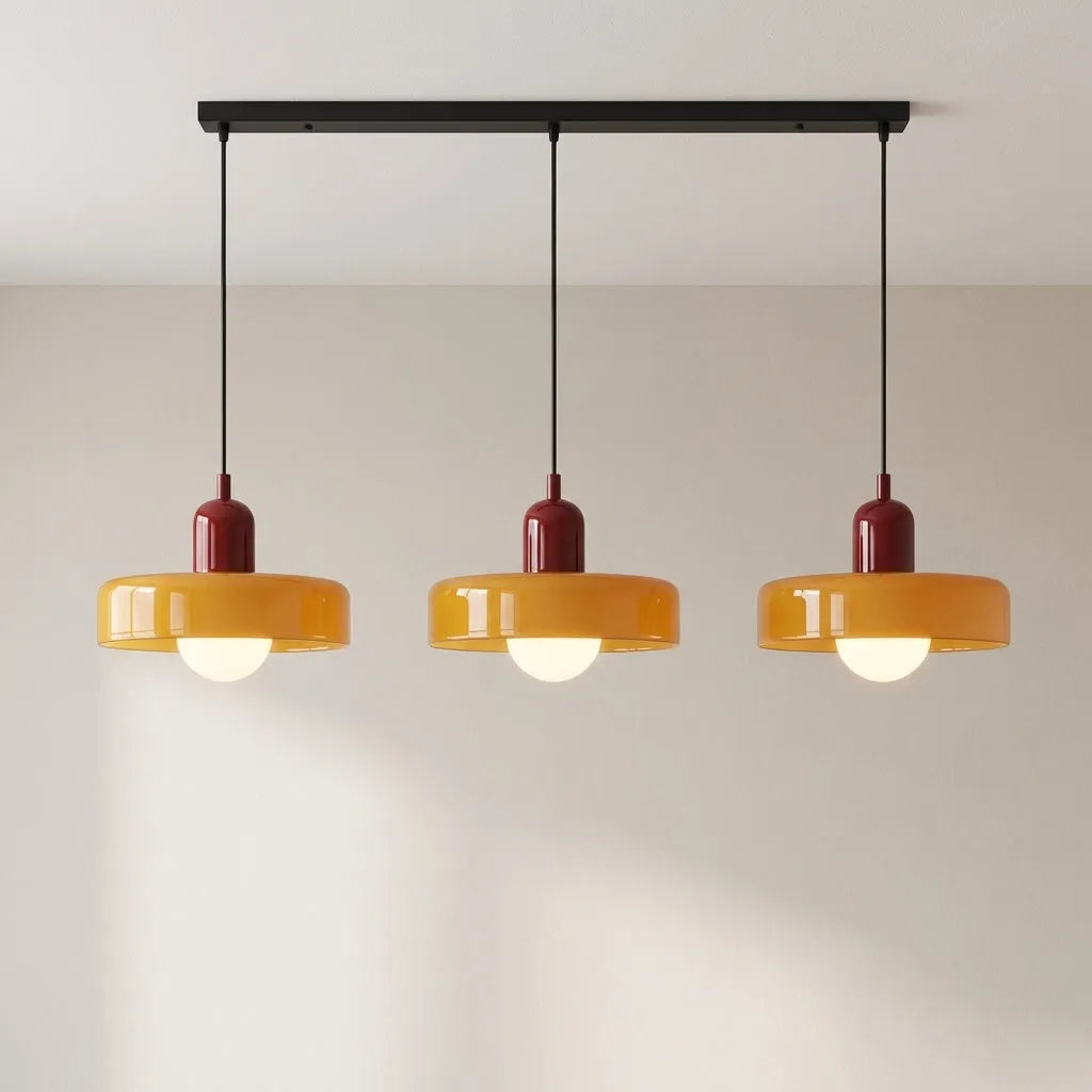 Pendelleuchte mit drei abgerundeten Glasschirmen im linearen Bauhaus-Design