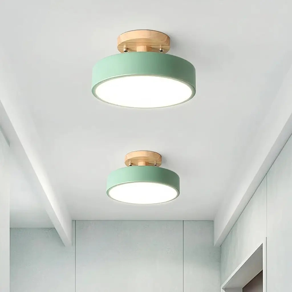 LED-Deckenleuchte mit Holz und Metall im skandinavischen Design