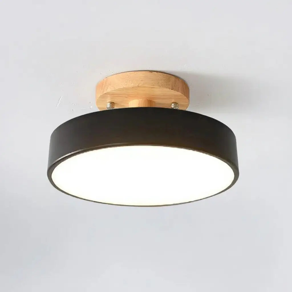 LED-Deckenleuchte mit Holz und Metall im skandinavischen Design