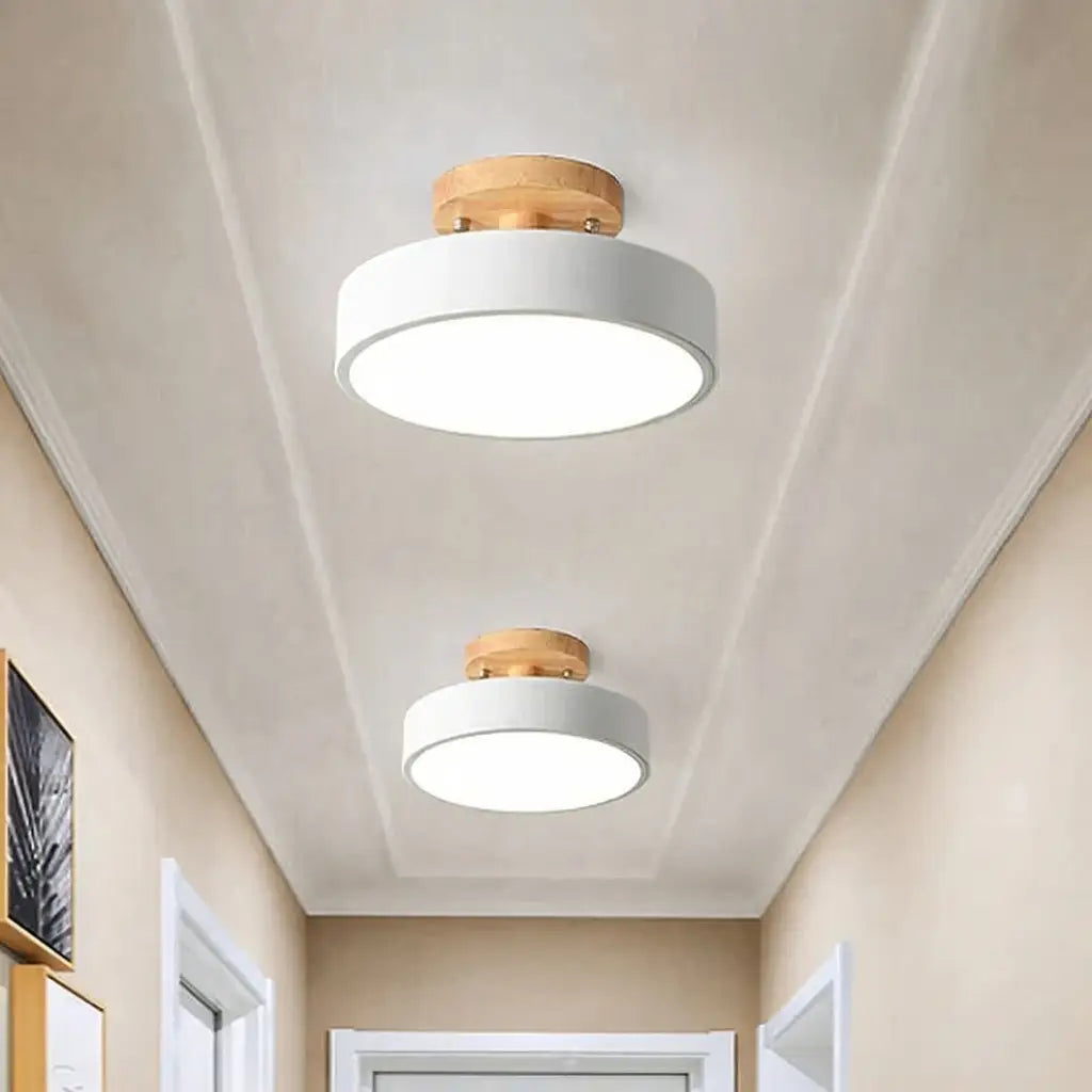 LED-Deckenleuchte mit Holz und Metall im skandinavischen Design