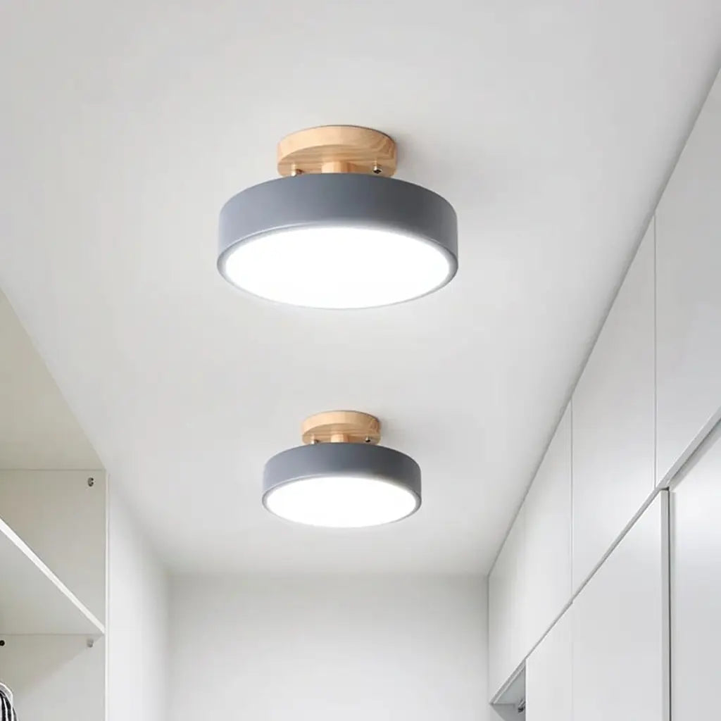 LED-Deckenleuchte mit Holz und Metall im skandinavischen Design