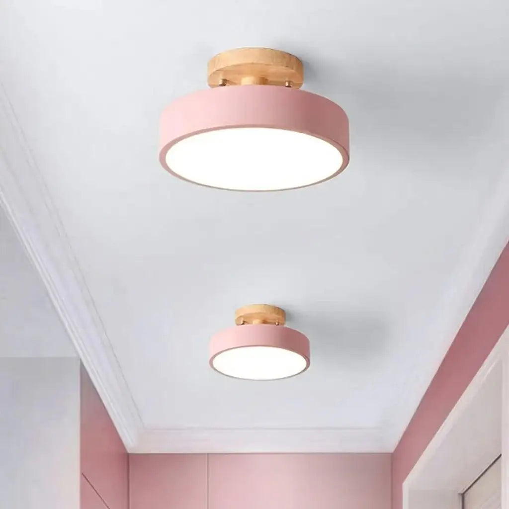 LED-Deckenleuchte mit Holz und Metall im skandinavischen Design