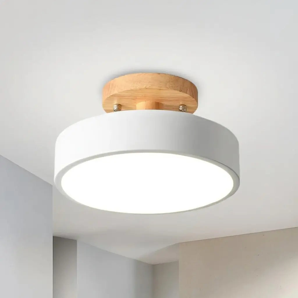 LED-Deckenleuchte mit Holz und Metall im skandinavischen Design