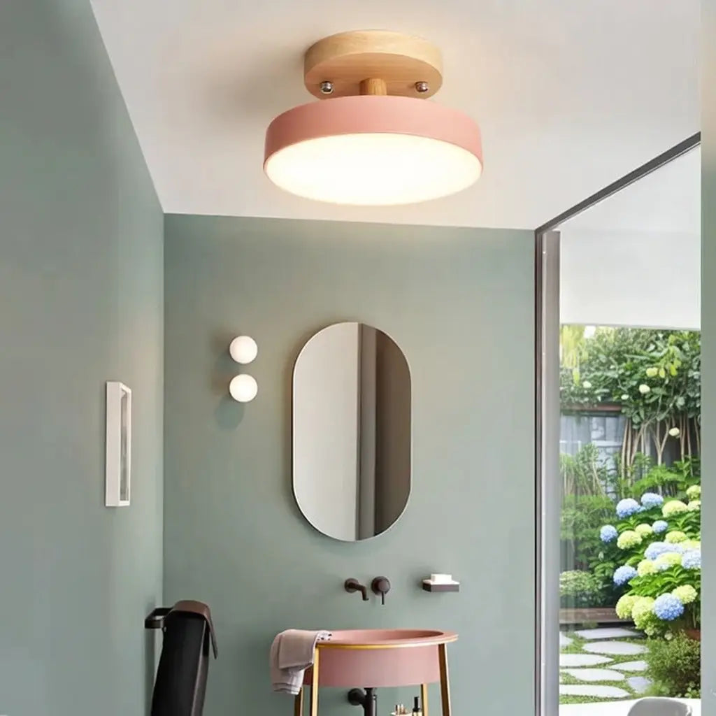 LED-Deckenleuchte mit Holz und Metall im skandinavischen Design