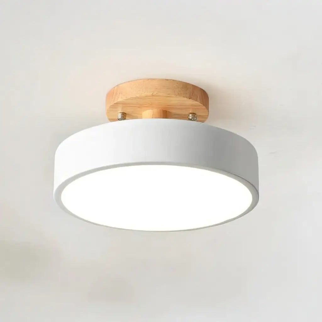 LED-Deckenleuchte mit Holz und Metall im skandinavischen Design