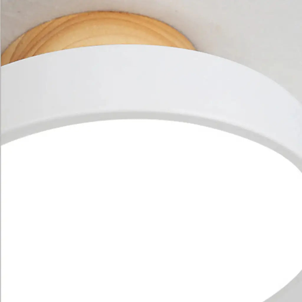 LED-Deckenleuchte mit Holz und Metall im skandinavischen Design
