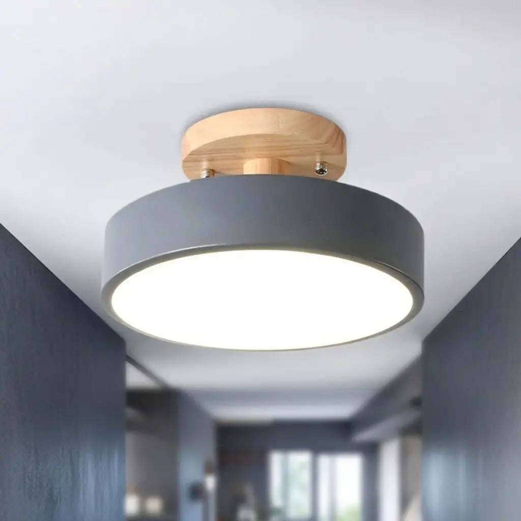 LED-Deckenleuchte mit Holz und Metall im skandinavischen Design