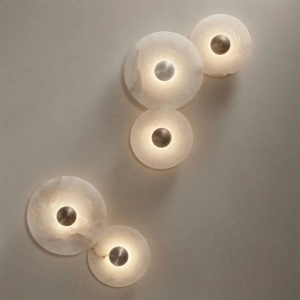 Applique con diffusore in alabastro e luce LED calda