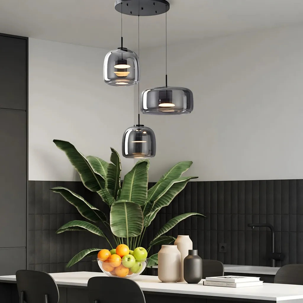Lámpara colgante con pantalla de vidrio esculpida y resplandor LED en capas