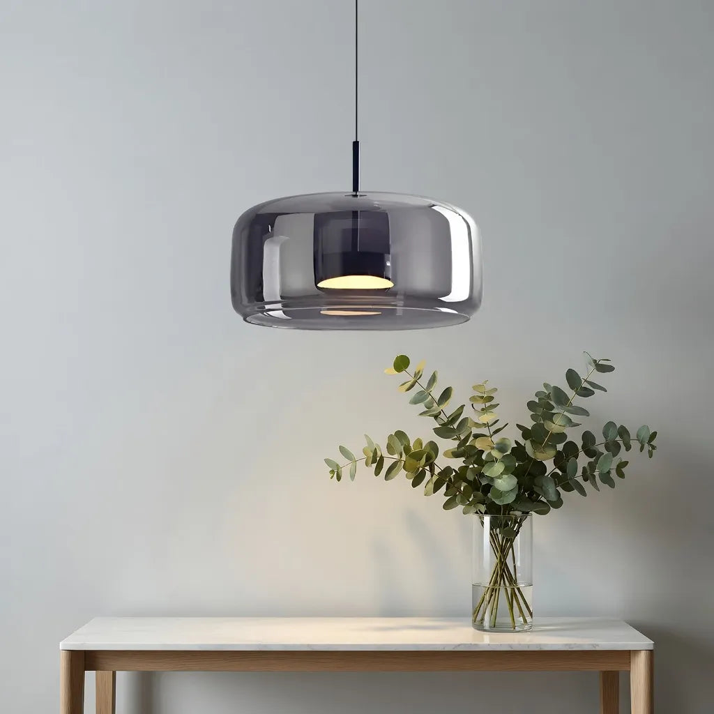Lámpara colgante con pantalla de vidrio esculpida y resplandor LED en capas