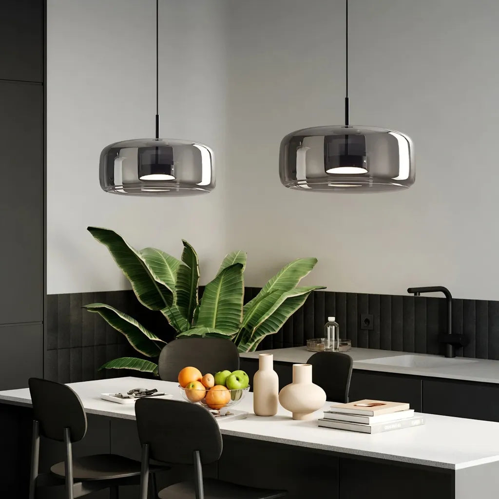 Lámpara colgante con pantalla de vidrio esculpida y resplandor LED en capas