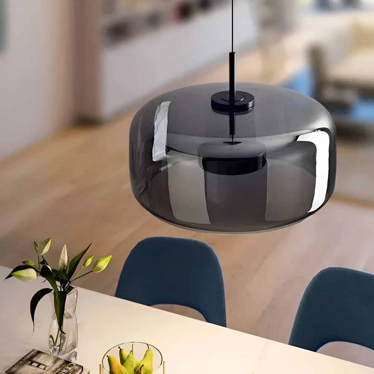 Lámpara colgante con pantalla de vidrio esculpida y resplandor LED en capas