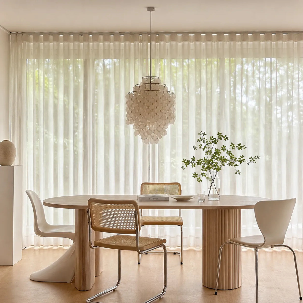 Suspension coquillage avec composition en couches de coquillages naturels et monture sculpturale en fer