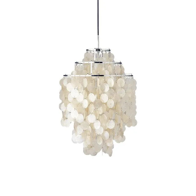 Suspension coquillage avec composition en couches de coquillages naturels et monture sculpturale en fer