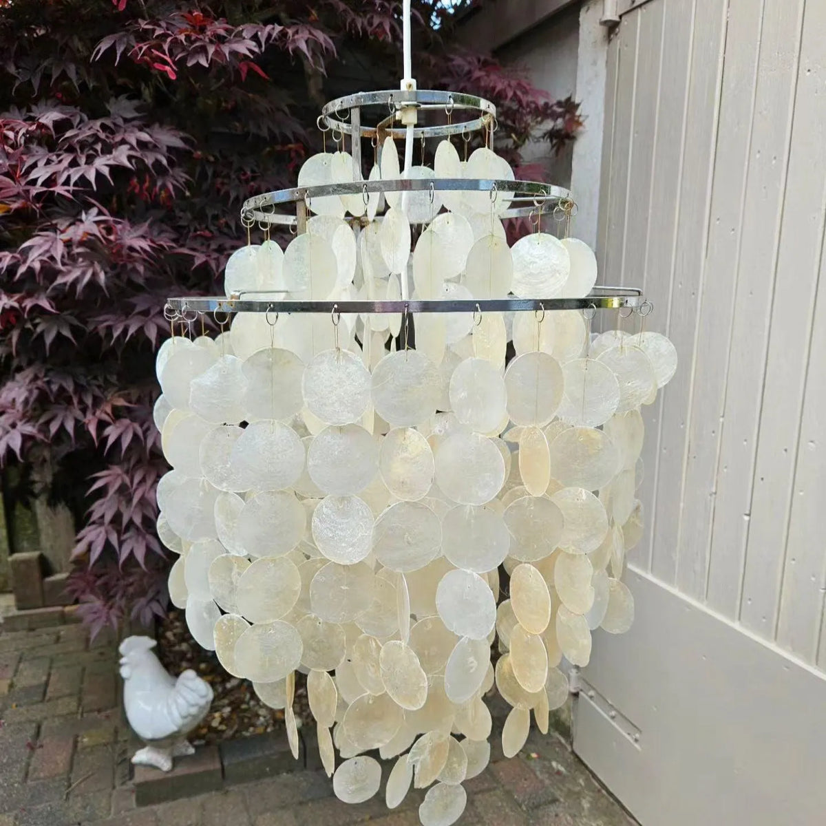 Lámpara colgante de conchas marinas con diseño de capas de conchas naturales y estructura escultural de hierro