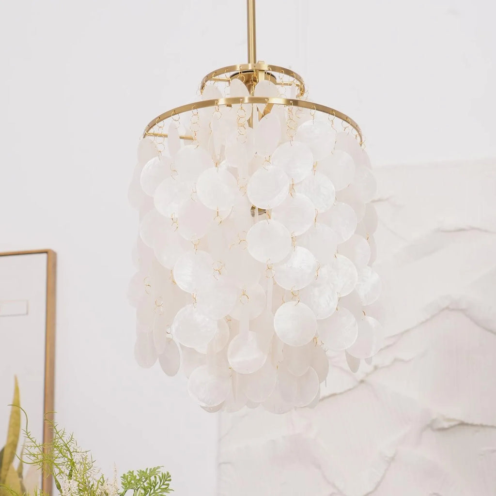 Suspension coquillage avec composition en couches de coquillages naturels et monture sculpturale en fer