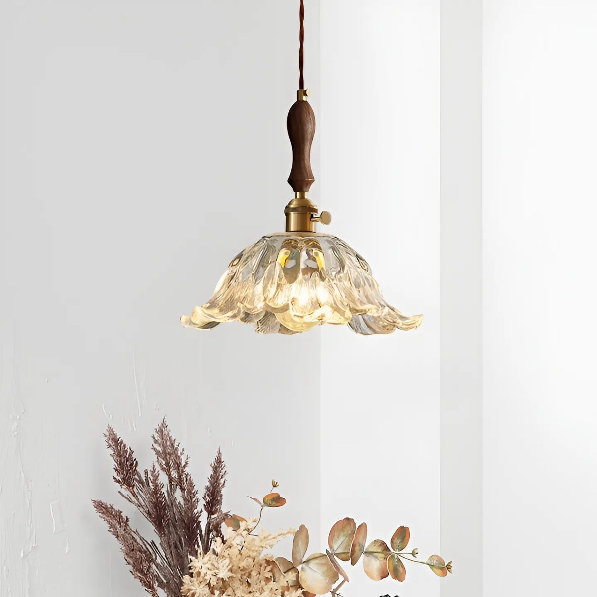 Pendelleuchte mit Glasschirm in Blütenform und LED für Vintage-Beleuchtung im Esszimmer