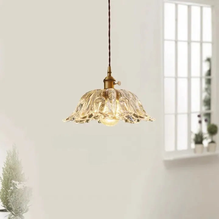 Pendelleuchte mit Glasschirm in Blütenform und LED für Vintage-Beleuchtung im Esszimmer