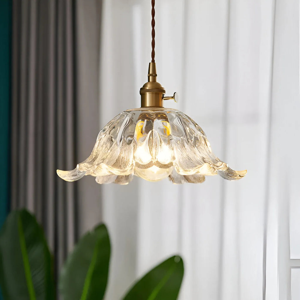 Pendelleuchte mit Glasschirm in Blütenform und LED für Vintage-Beleuchtung im Esszimmer