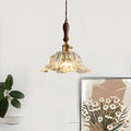 Pendelleuchte mit Glasschirm in Blütenform und LED für Vintage-Beleuchtung im Esszimmer
