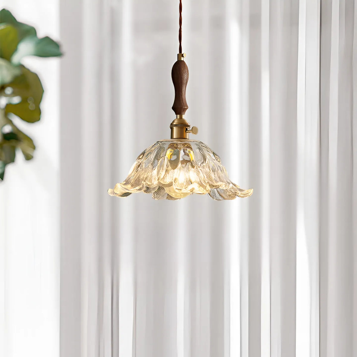 Pendelleuchte mit Glasschirm in Blütenform und LED für Vintage-Beleuchtung im Esszimmer