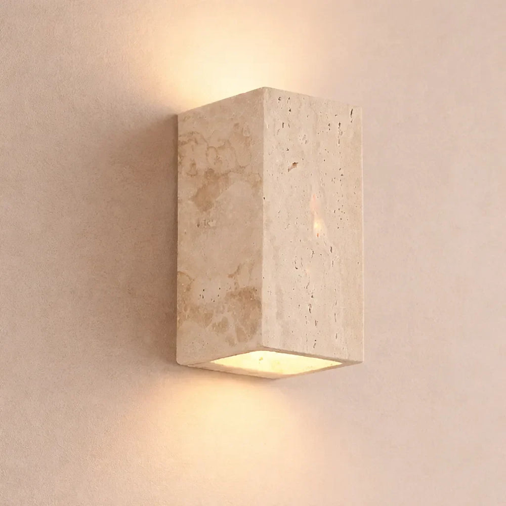 El aplique de pared de travertino