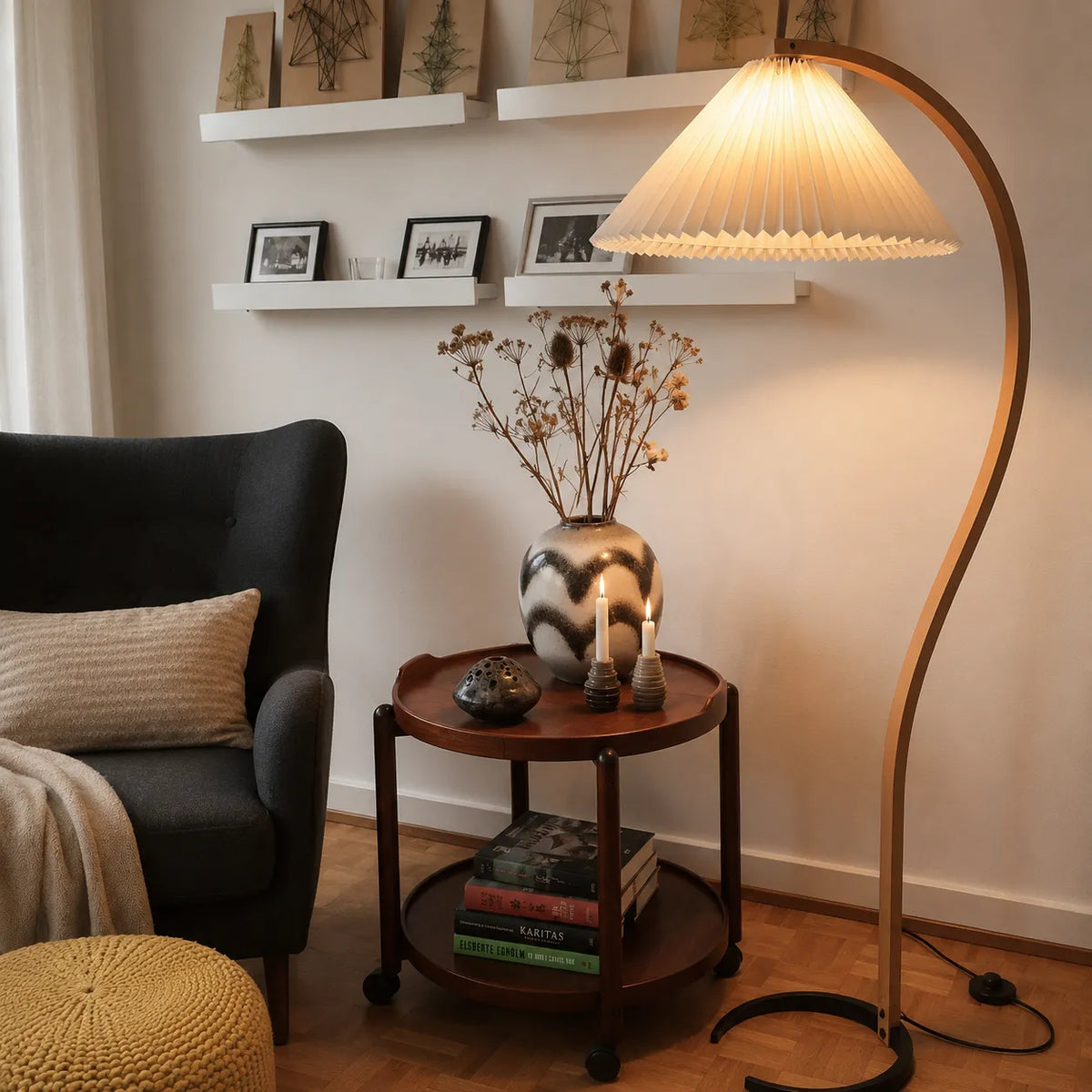 Lámpara de pie para sala con estructura de madera de haya natural y pantalla de lino