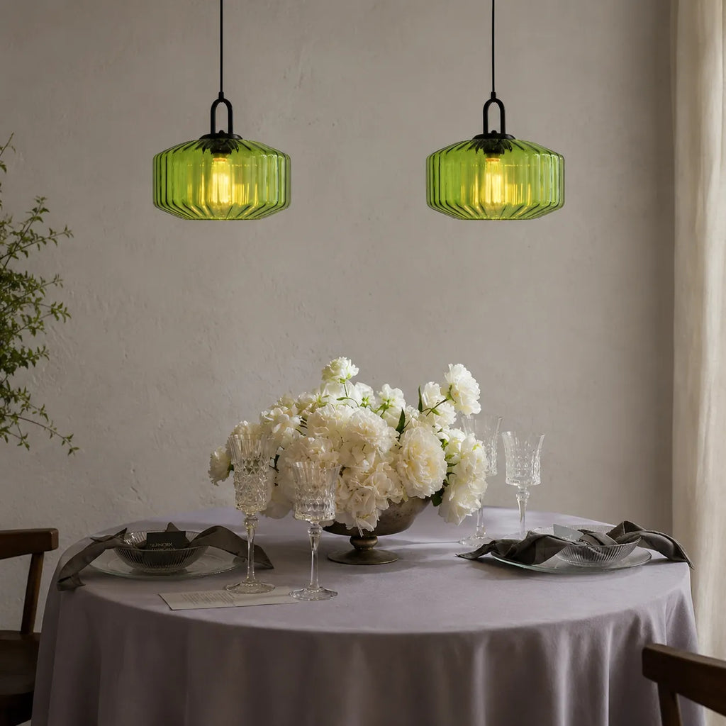 Suspension avec abat-jour en verre coloré rétro et éclairage d’ambiance chaleureux