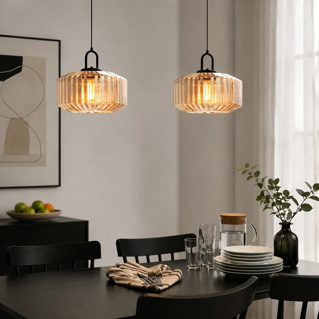Suspension avec abat-jour en verre coloré rétro et éclairage d’ambiance chaleureux