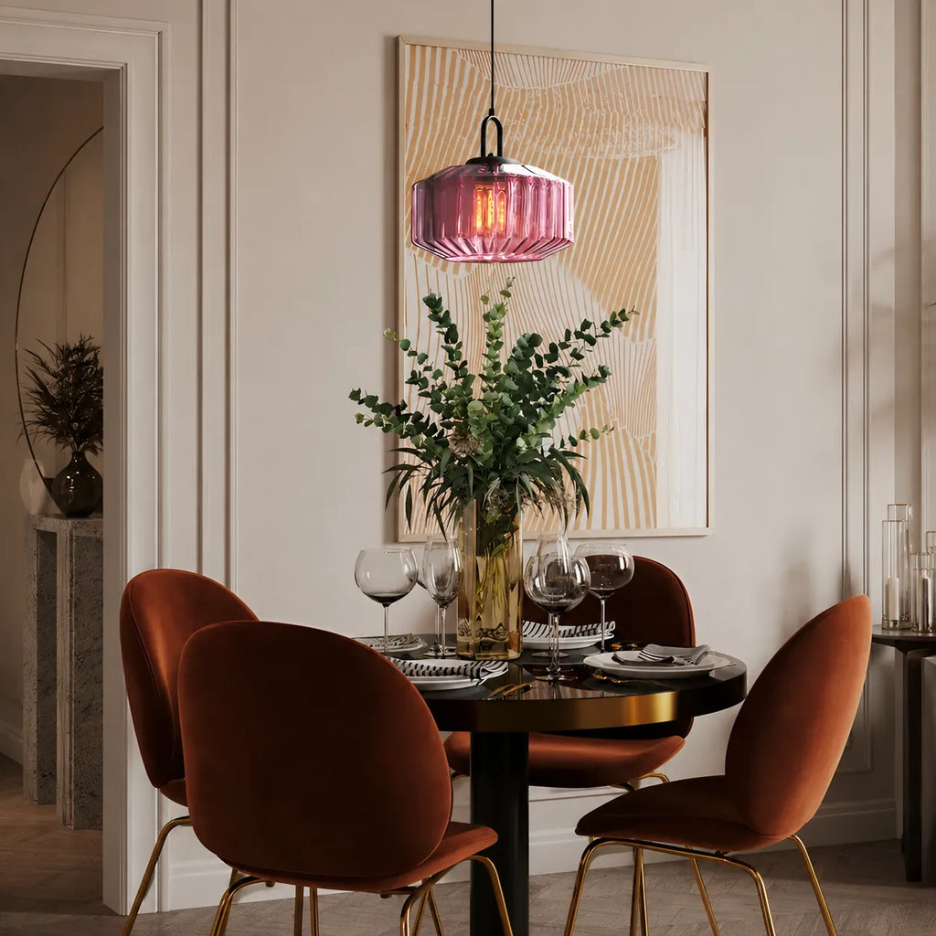 Suspension avec abat-jour en verre coloré rétro et éclairage d’ambiance chaleureux