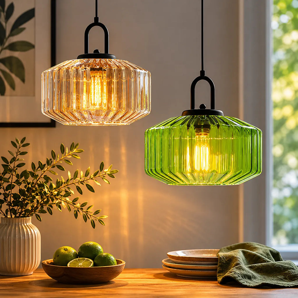 Suspension avec abat-jour en verre coloré rétro et éclairage d’ambiance chaleureux