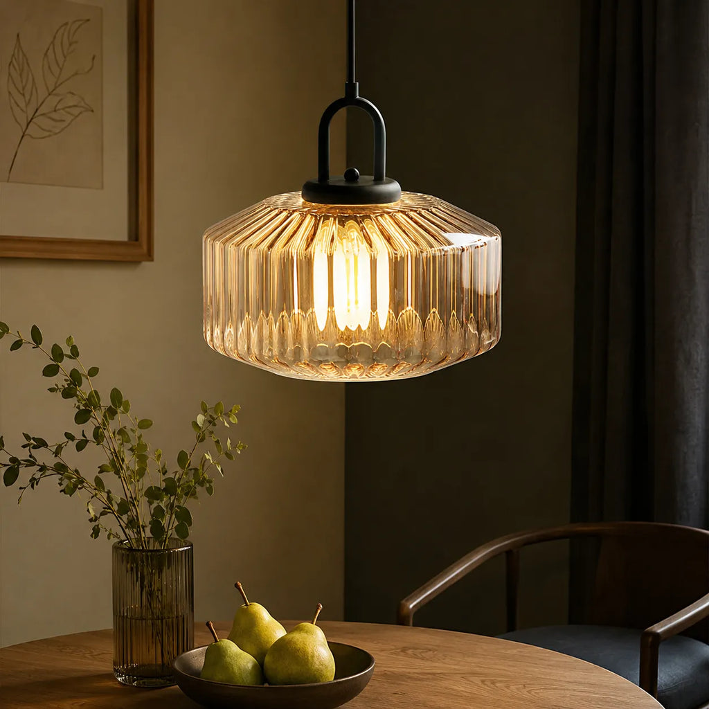 Suspension avec abat-jour en verre coloré rétro et éclairage d’ambiance chaleureux