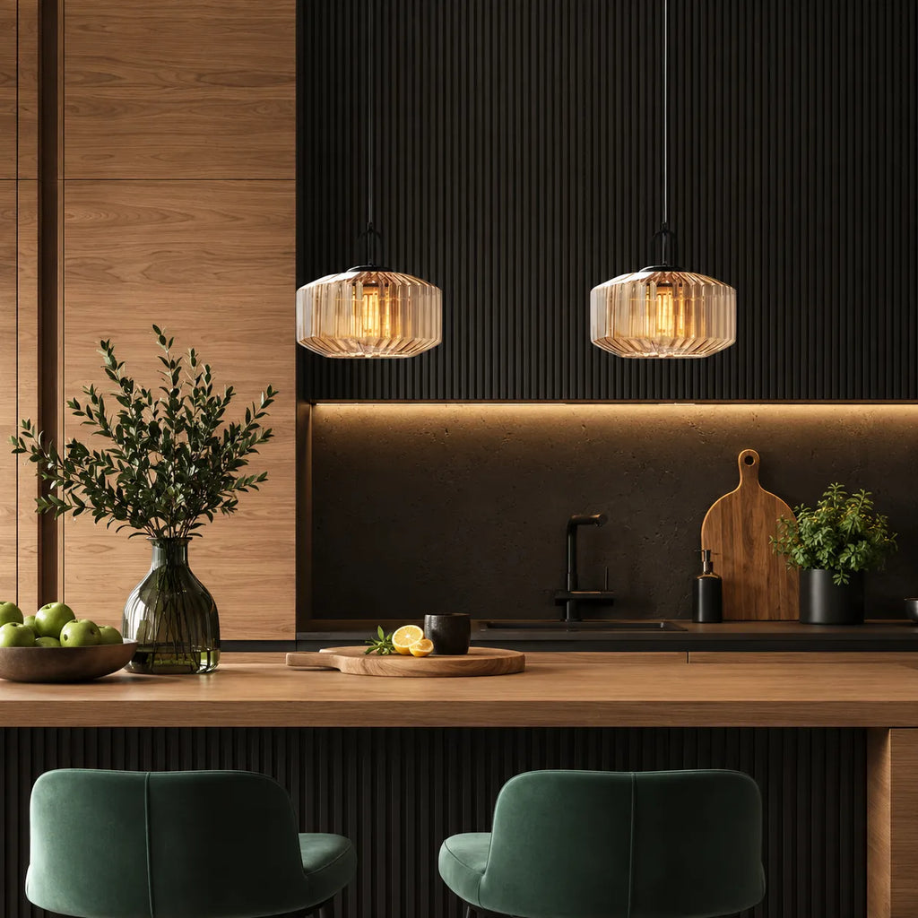 Suspension avec abat-jour en verre coloré rétro et éclairage d’ambiance chaleureux