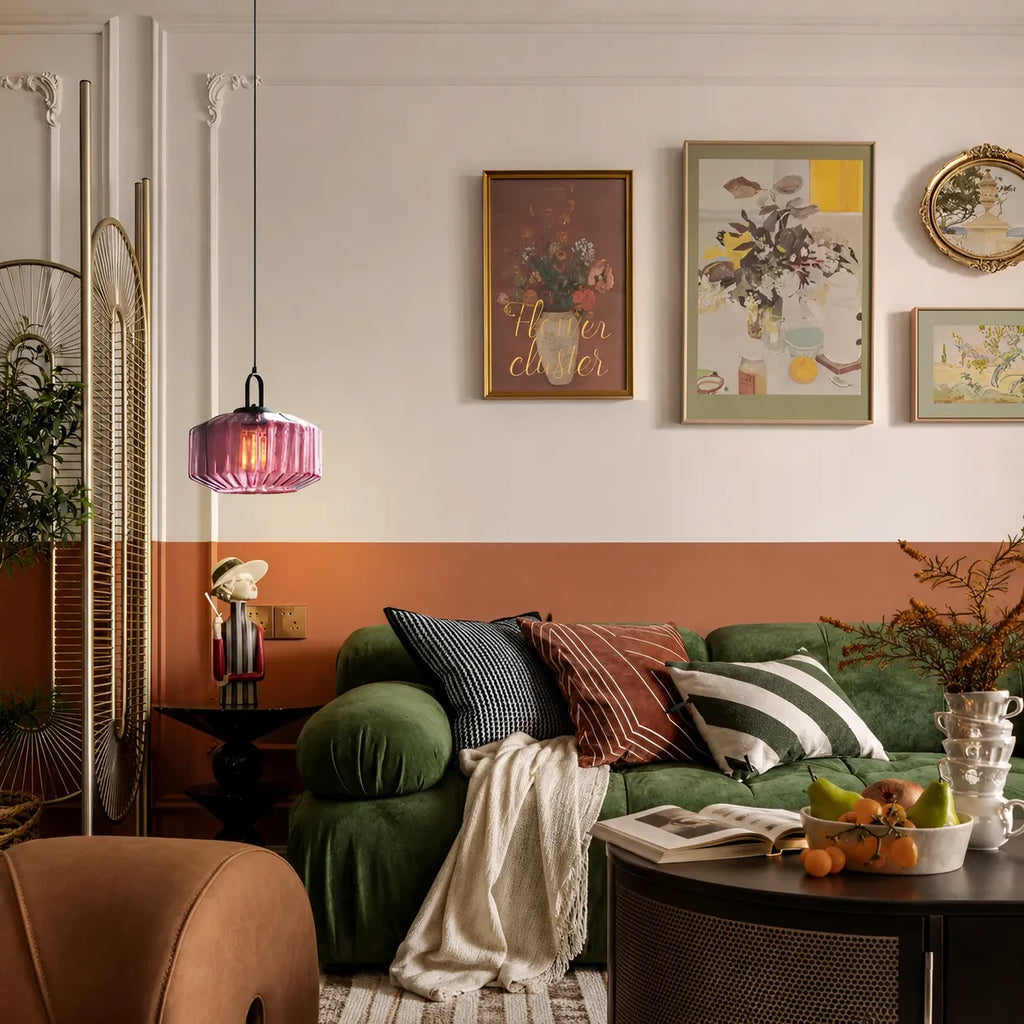 Suspension avec abat-jour en verre coloré rétro et éclairage d’ambiance chaleureux