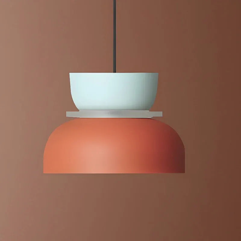 Suspension avec abat-jour en forme de vasque incurvée et finitions aux couleurs vives