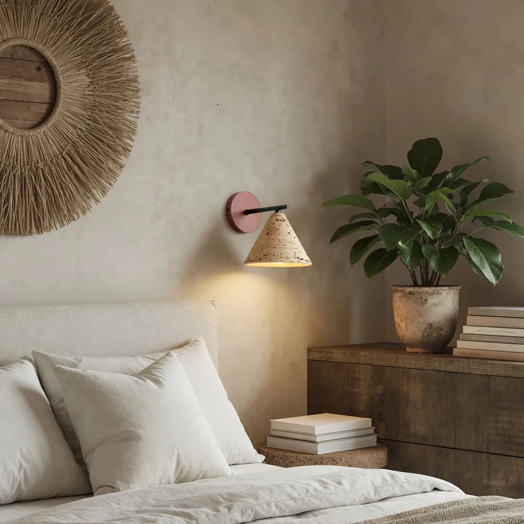 Wandleuchte mit kegelförmigem Travertinschirm und Holzrückplatte, modernes Lichtdesign