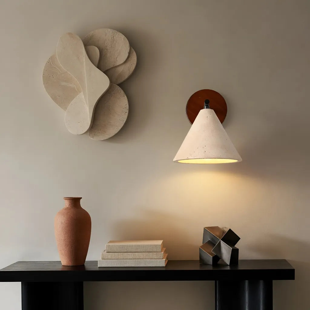 Wandleuchte mit kegelförmigem Travertinschirm und Holzrückplatte, modernes Lichtdesign